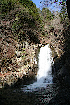 春の地蔵滝