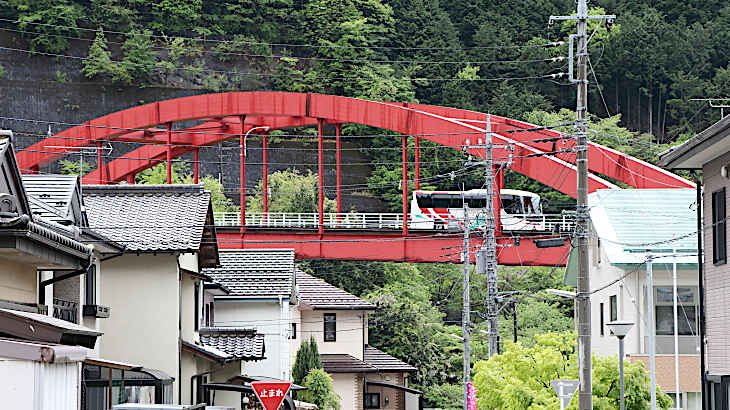 観光バスの走る通洞大橋